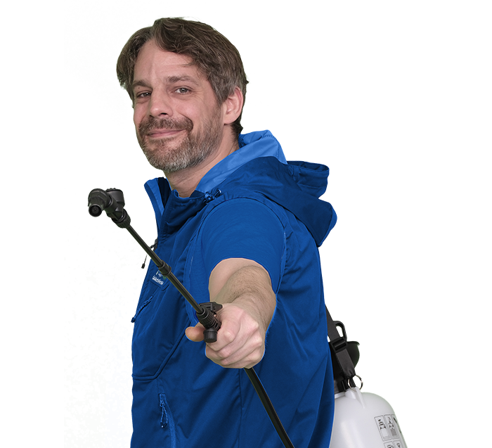 Ein Mitarbeiter für Grundreinigung in blauer Arbeitskleidung mit moderner Reinigungstechnik