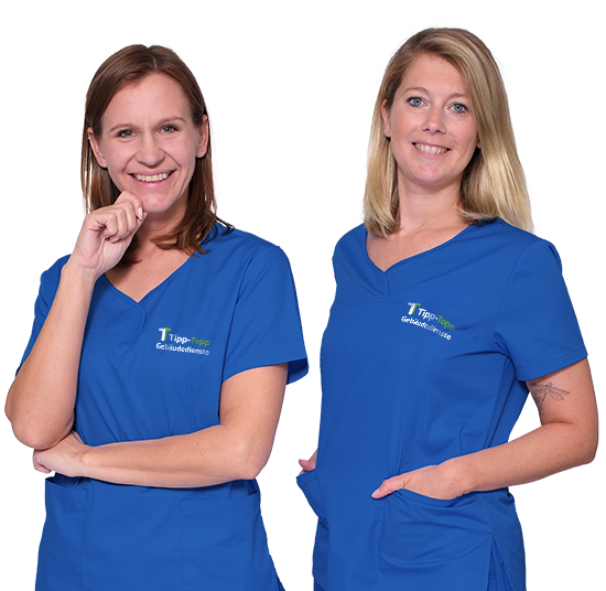 Zwei freundliche Mitarbeiterinnen einer Reinigungsfirma im Tipp-Topp-Gebäudedienste-Verbund in blauer Arbeitskleidung